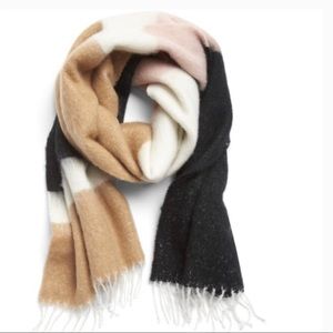 NWT Banana Republic Neutral Bouncle Scarf
